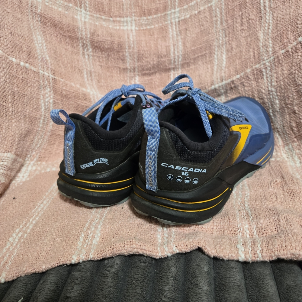 Size 10.5 - Brooks Cascadia 16 Low Blue Womens - Picture 2 of 8